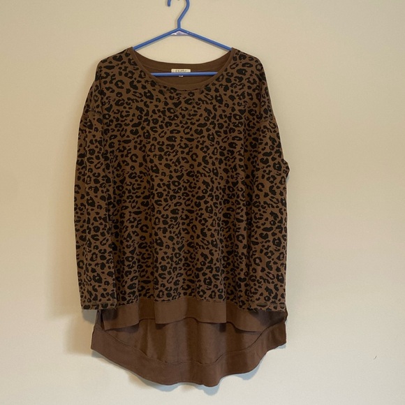 Z Supply Brown Leopard Print Split Hem Crewneck
Sweater size medium - Picture 3 of 4